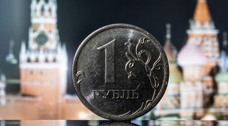Руската рубла се обезцени до най-ниската стойност от година