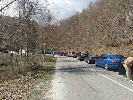 Българите се юрнаха към Турция, ГКПП ”Малко Търново” пак се затапи от автомобили
