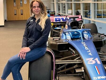 Възпитаничка на Математическата гимназия в Бургас влезе в редиците на Формула 1