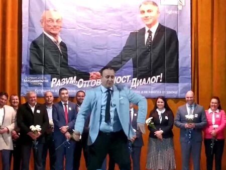 Прочулият се с танца си на предизборна сбирка бургаски кандидат