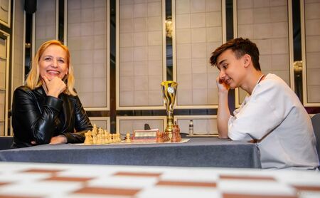 Дейзи Ланг награди най-добрите ни младежи в шаха на бляскава церемония в хотел “Маринела”