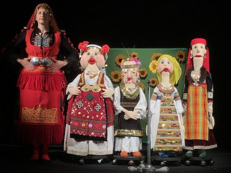 Два театрални спектакъла тръгват на турне през април в малките населени места на община Бургас