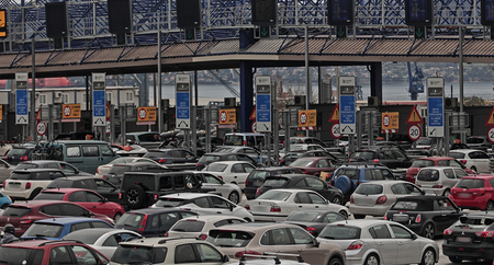 Натоварен трафик по пристанища и магистрали в Гърция, над 104 000 проверки от пътна полиция