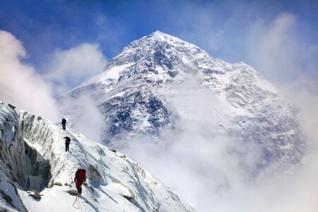Трима непалски алпинисти са изчезнали на Еверест