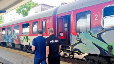 Пътник се барикадира във влак и рани с нож полицай
