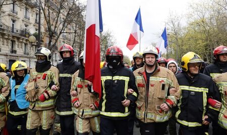 Нова вълна протести срещу пенсионната реформа залива Франция