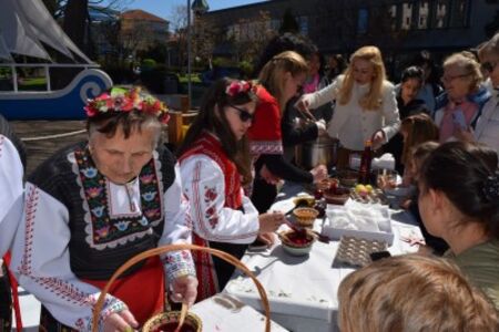 Великденска багрилница на открито донесе цветно настроение в Бургас