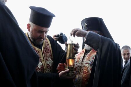 Благодатният огън пристигна в България