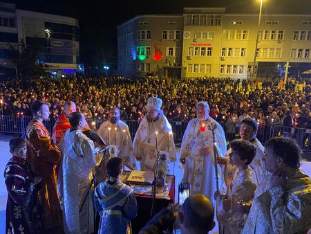 Благодатният огън пристигна в морския град точно в 23:40 ч. 