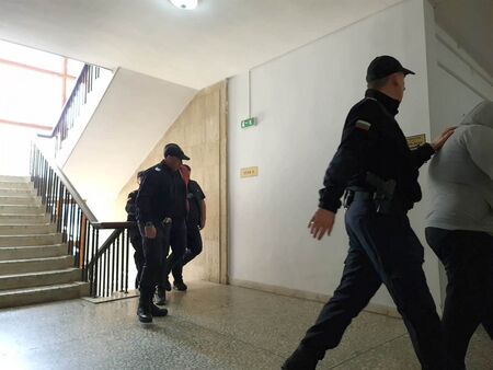 Трима от ОПГ-то за марихуана в Бургас остават в ареста, двама са пуснати под гаранция
