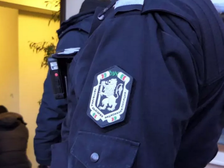 Глобиха мъж с 1600 лева, облякъл полицейско яке