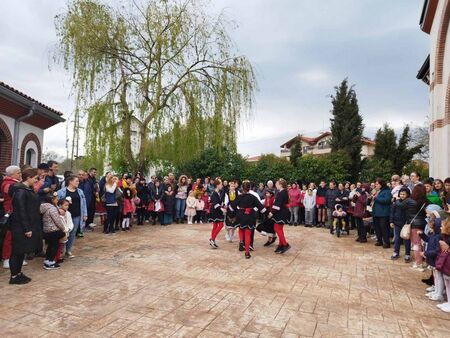 Песни огласиха двора на храма в кв. Крайморие навръх Възкресение