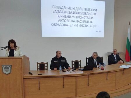 Обучиха директорите на училища от Бургаска област как да действат при сигнал за бомбена заплаха