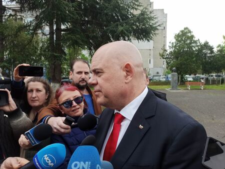 Опитват се да овладеят прокуратурата каза още той Искат да