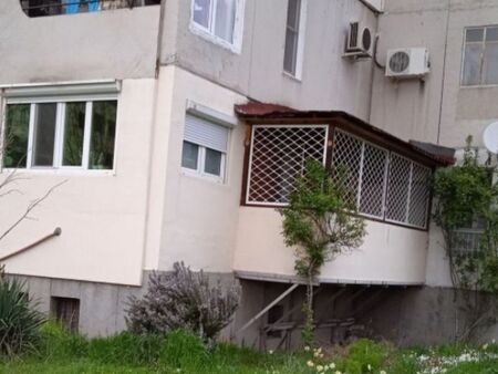 Собственици на панелно жилище си пристроиха балкон към сградата