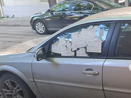 Бургазлия си забрави седмици наред колата пред съда, налепиха стъклото му с десетки фишове