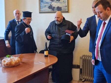 ДБ поискали Светия синод да накажат двамата свещеници прогонили „злите сили“ от бившата им стая в парламента