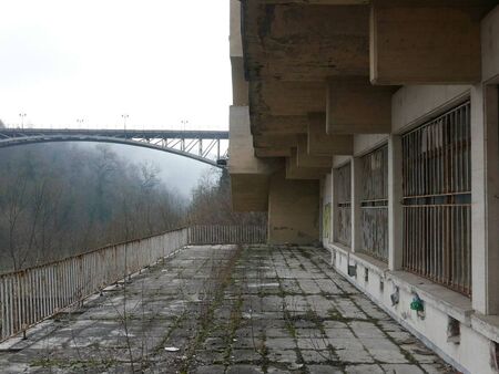 От години някогашната туристическа емблема на старопрестолния град тъне в