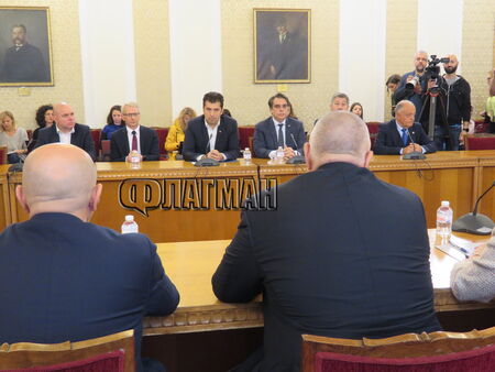Лидерите на ПП-ДБ избегнаха ръкостискане с Борисов