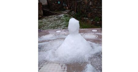 Направиха "снежен човек" от градушката в Ардинско (СНИМКИ)