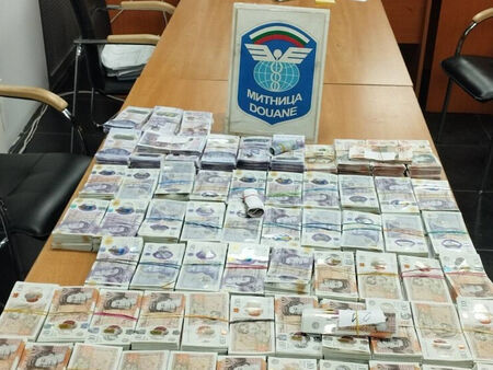 Хванаха 470 000 лева недекларирана валута на МП "Капитан Андреево"