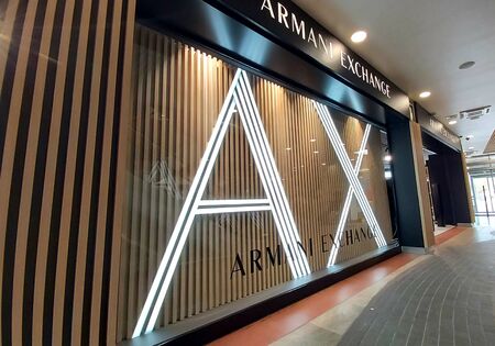 Armani Exchange клонираха магазина си в Милано в центъра на Бургас (СНИМКИ)