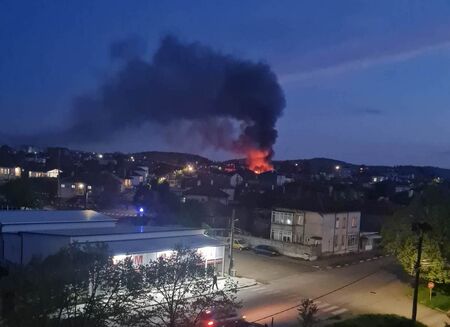 Извънредно! Голям пожар в Средец, гори къщата на местен търговец (ВИДЕО)