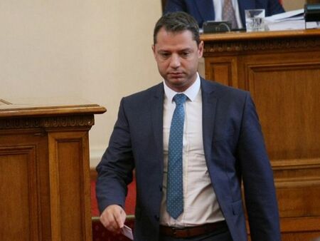 Делян Добрев: Асен Василев е подал ръчичка и чака Бойко да го хване и направи премиер