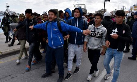 Гърция вдига ограда на границата с Турция и без пари от ЕС