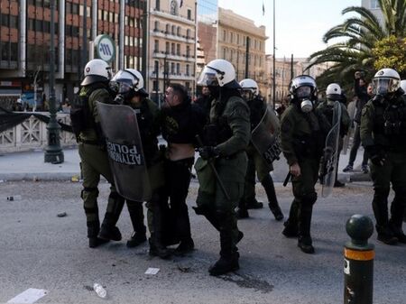 Протести и стачки парализират Гърция