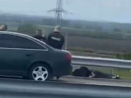 Акция край Българово, мъж лежи с белезници на пътя