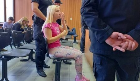 Емили Тротинетката излиза от ареста