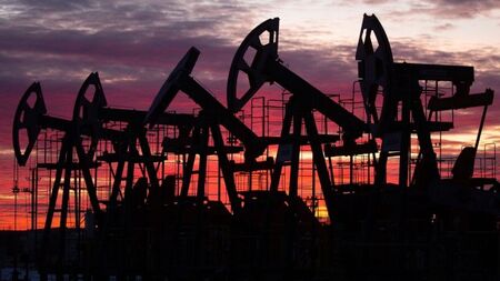 Цената на петрола спря спада си, след като загуби 9% за три дни