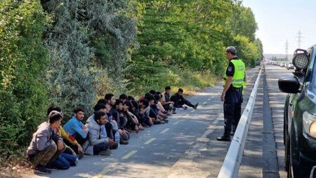 Заловиха 20 мигранти в бус в Перник, шофьорът избяга