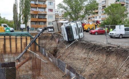 Камион с кран се обърна край строеж в София (СНИМКA)