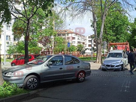 БМВ и Рено се блъснаха на кръстовище в жк. "Възраждане"