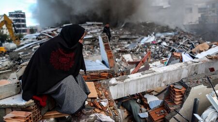 3 месеца след разрушителните трусове: 4-етажна сграда се срути в Турция