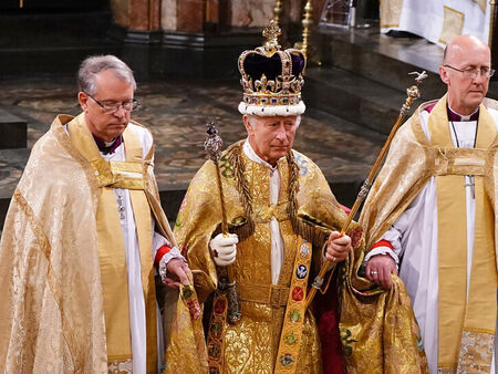 Церемонията се проведе в Уестминстърското абатство Чарлз III беше коронован