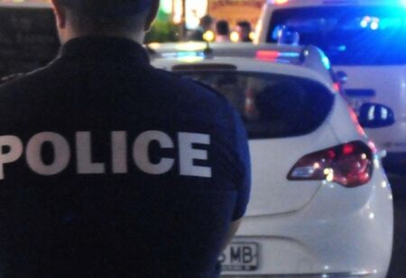 Полиция нахлу в дискотека, проверява персонала за дрога