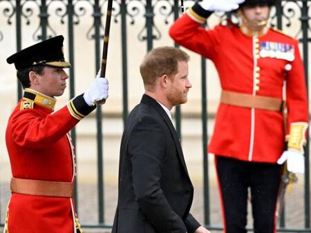 Прокуденият син: Принц Хари пристигна сам на коронацията на баща си