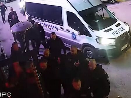 Пловдивската полиция държа часове 400 души под ключ в дискотека (ВИДЕО)