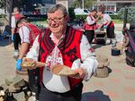 С чеверме и катми по местна рецепта кметът Жельо Вардунски посреща в Камено днес (СНИМКИ)