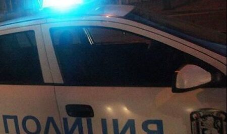 След гонка с полицията: Дрогиран шофьор без книжка се заби в ограда на къща