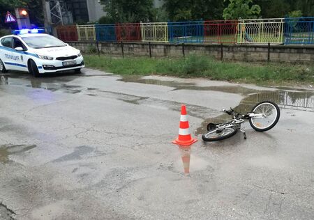 Детето не спира на пътен знак СТОП с велосипед играчка 63 годишен