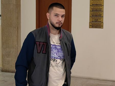 27 годишният рокер от Пазарджик остана безмълвен след като чу присъдата