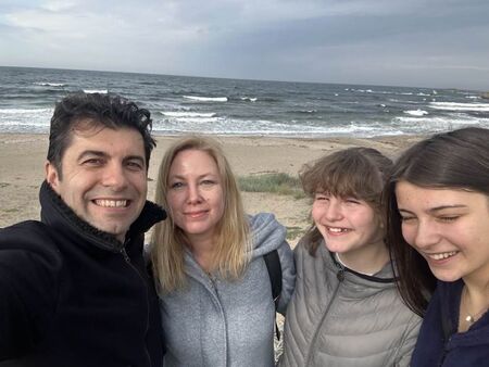 Какво прави Кирил Петков с Линда и децата в Царево