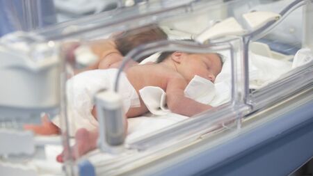 Роди се първото бебе с ДНК от трима