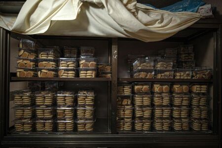 Митничари откриха нелегални цигари, скрити в кутии от бисквити