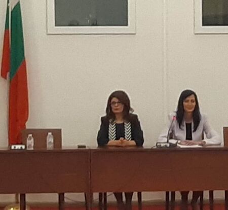 Кандидат премиерът на ГЕРБ Мария Габриел поиска отстраняване на главния прокурор