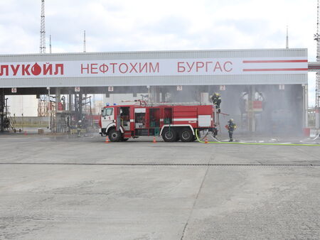 Представители на четири държави се включиха в сложно тренировъчно занятие за гасене на химически пожар